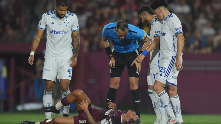 Momento em que o jogador do Lanús pede o pênalti. Photo by Marcelo Endelli/Getty Images