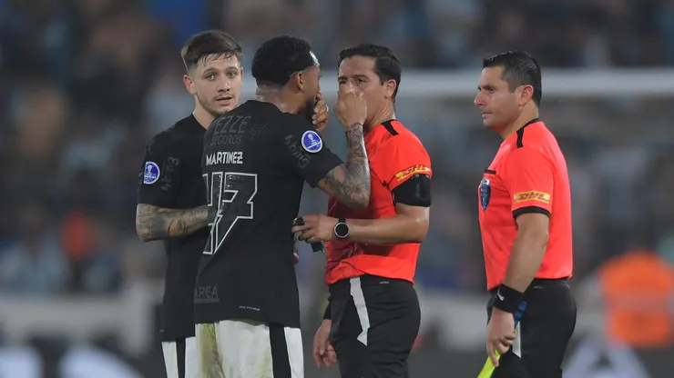 Martínez durante conversa com o juiz do jogo. Foto: Marcelo Endelli/Getty Images