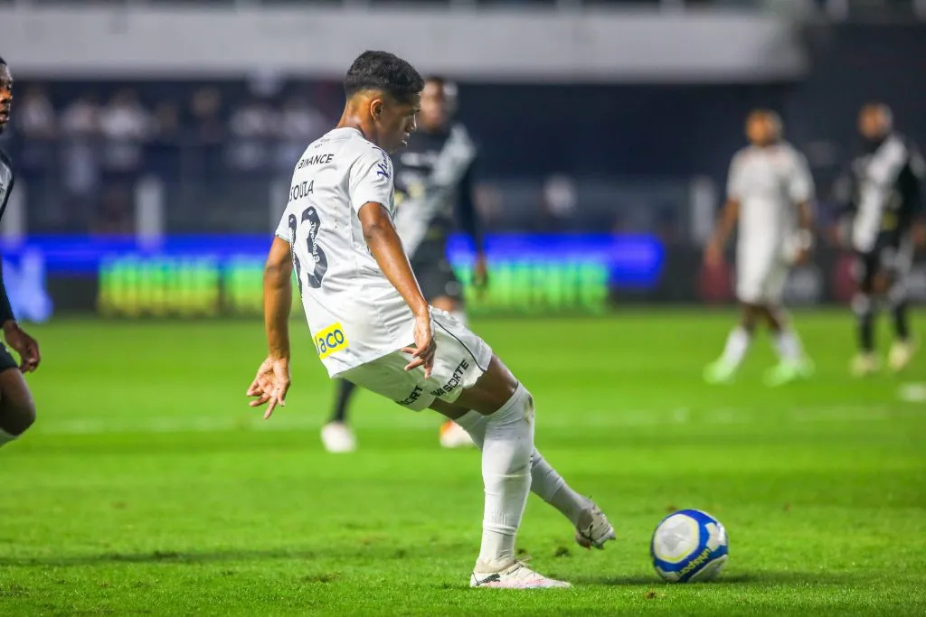 Souza jogador do Santos durante partida contra o Ponte Preta no estadio Vila Belmiro pelo campeonato Brasileiro B 2024. Foto: Reinaldo Campos/AGIF