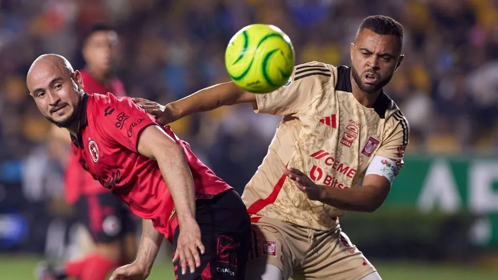 Carlos Gonzáles e Rafael Carioca - Foto: Agencia-MexSport/IMAGO.