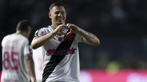 Hugo Moura jogador do Vasco comemora seu gol durante partida contra o Cuiaba. Foto: Jorge Rodrigues/AGIF