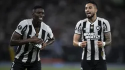 Luiz Henrique jogador do Botafogo comemora seu gol com Alex Telles. Foto: Jorge Rodrigues/AGIF