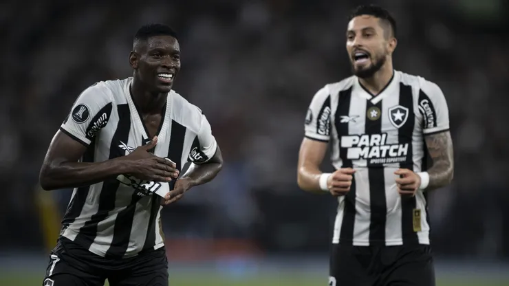 Luiz Henrique jogador do Botafogo comemora seu gol com Alex Telles. Foto: Jorge Rodrigues/AGIF