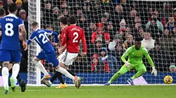Cole Palmer supera André Onana em partida entre Manchester United e Chelsea pela Premier League. (Photo by Stu Forster/Getty Images)