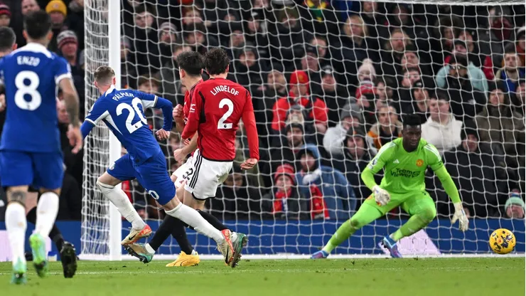 Cole Palmer supera André Onana em partida entre Manchester United e Chelsea pela Premier League. (Photo by Stu Forster/Getty Images)