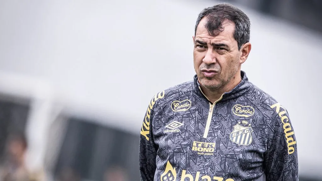 Fábio Carille contrariado em treino - Foto: Raul Baretta/Santos FC