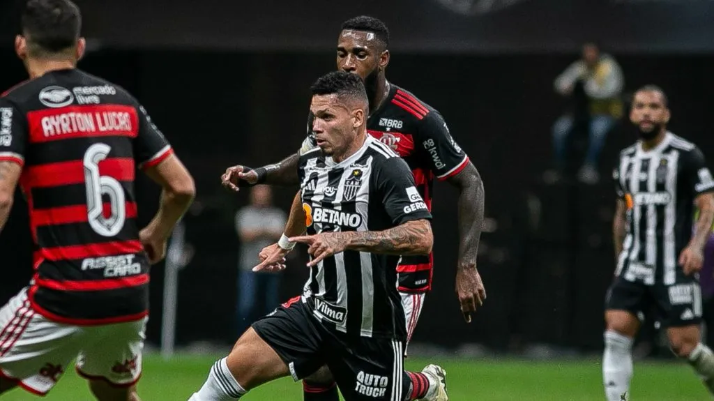 Flamengo e Atlético em jogo do Brasileirão. Foto: Fernando Moreno/AGIF