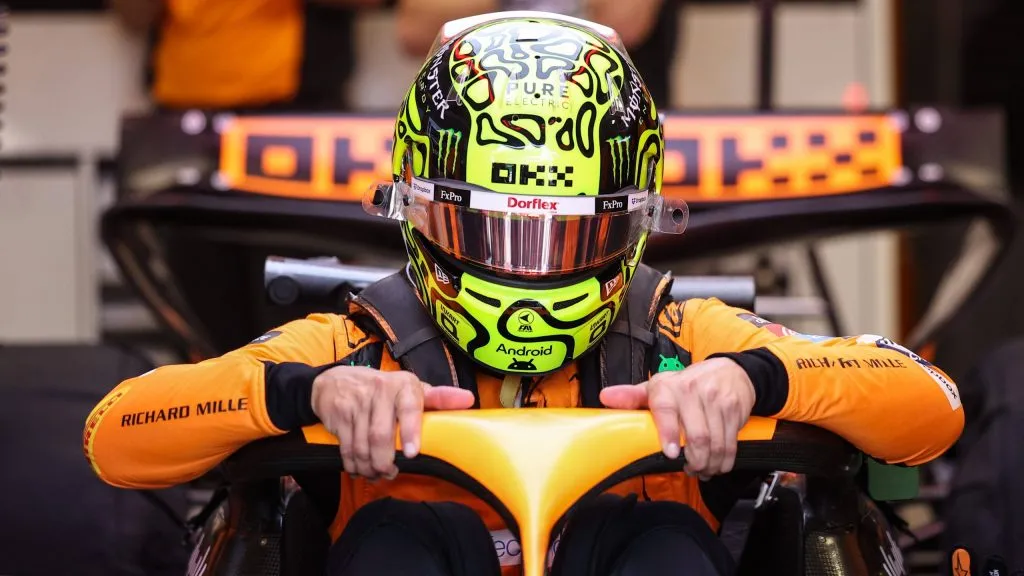 Lando Norris no assento do MCL38