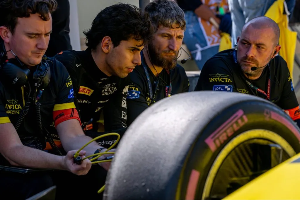 Bortoleto e equipe da McLaren no GP de Baku (IMAGO / Michael Potts)