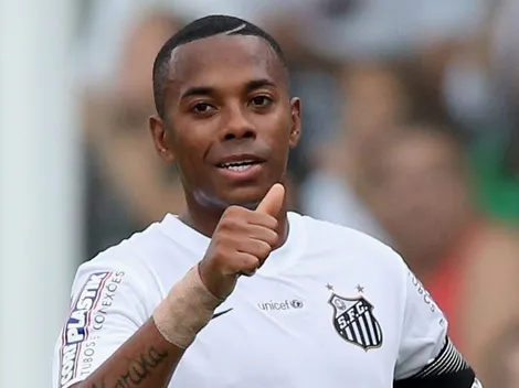 Robinho volta a jogar futebol 7 meses após ser preso