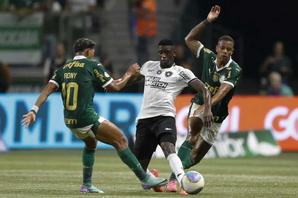 Caio Paulista e Rony brigando com Luiz Henrique pela bola - Miguel Schincariol/Getty Images