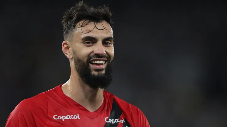 Mastriani é alvo do Peixe para 2025 e pode envolver jogadores em troca com Athletico