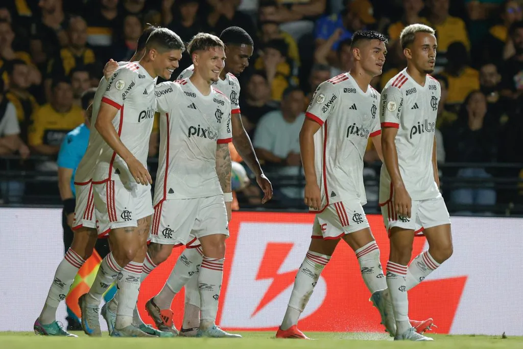 Varela comemorando seu gol pelo Campeonato Brasileiro de 2024. Foto: Leonardo Hubbe/AGIF