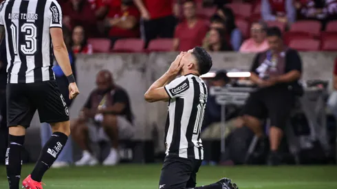 Savarino jogador do Botafogo comemora seu gol durante partida contra o Internacional. Foto: Maxi Franzoi/AGIF