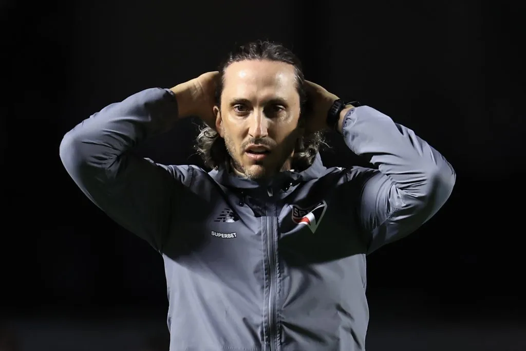 Luis Zubeldia tecnico do Sao Paulo durante partida contra o Atletico-MG no estadio Morumbi pelo campeonato Brasileiro A 2024. Foto: Marcello Zambrana/AGIF