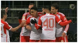 Jamal Musiala comemora com companheiros após marcar gol em partida da Bundesliga entre Bochum e Bayern de Munique. Foto: Xinhua / Alamy Stock Photo