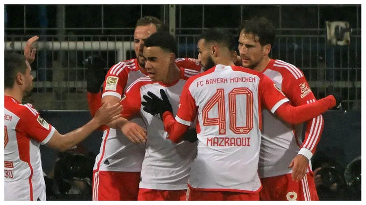 Jamal Musiala comemora com companheiros após marcar gol em partida da Bundesliga entre Bochum e Bayern de Munique. Foto: Xinhua / Alamy Stock Photo