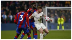Kevin De Bruyne pressionado pela marcação na partida da Premier League entre Crystal Palace e Manchester City. Foto: NurPhoto SRL / Alamy Stock Photo