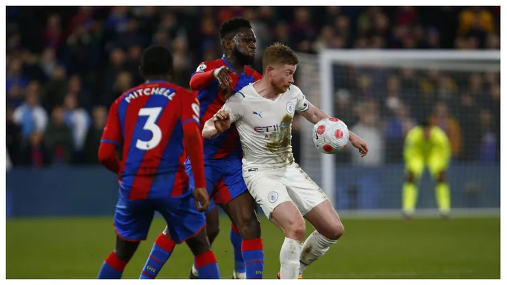 Kevin De Bruyne pressionado pela marcação na partida da Premier League entre Crystal Palace e Manchester City. Foto: NurPhoto SRL / Alamy Stock Photo