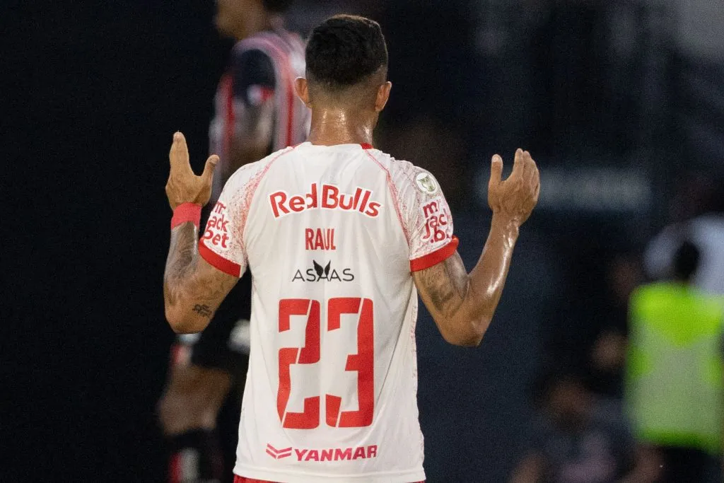 Raul rezando de costas com camisa do Bragantino - Foto: AGIF