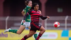 Jogadora no Flamengo disputa lance com adversária do Palmeiras durante partida, valendo classificação pelas quartas da Copinha Feminina