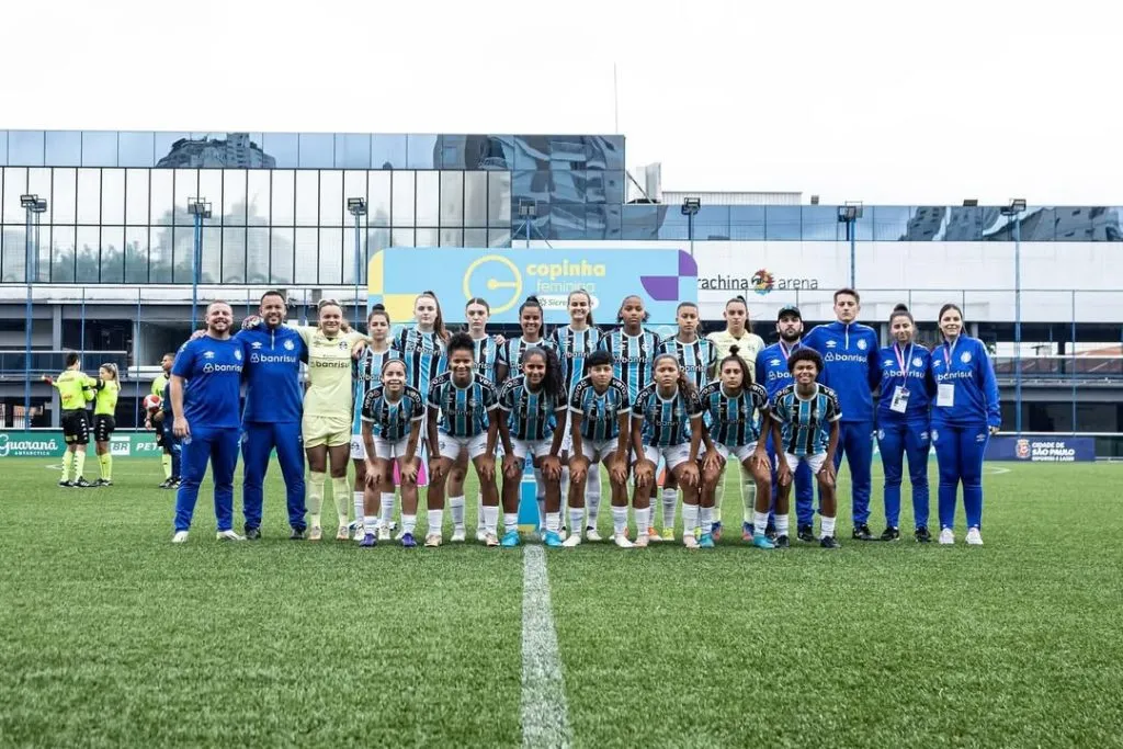 Gurias Gremistas, posam para foto oficial antes da partida contra o Vitória nesta quarta-feira (4) pela Copinha Feminina 2024. Foto: Jhony Inácio/Ag Paulistão