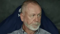 Mano Menezes, acompanha equipe em jogo do Brasileirão - Foto: Thiago Ribeiro/AGIF