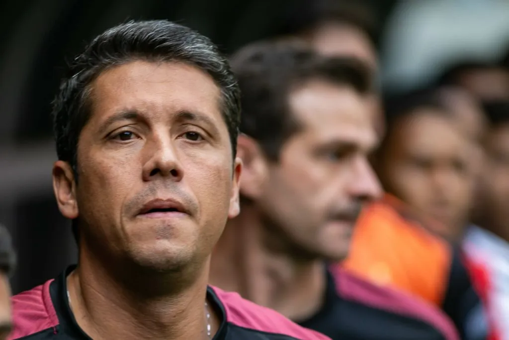 Thiago Carpini sério no banco do Vitória - Foto: Fernando Moreno/AGIF