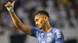 Pituca, volante do Santos, em ação pela Série B
