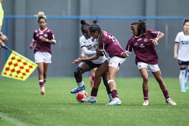 Miga, jogadora do Botafogo disputa lance com a adversária do Ferroviária pela Copinha Feminina.                  Foto: Jhony Inácio/ Agência Paulistão