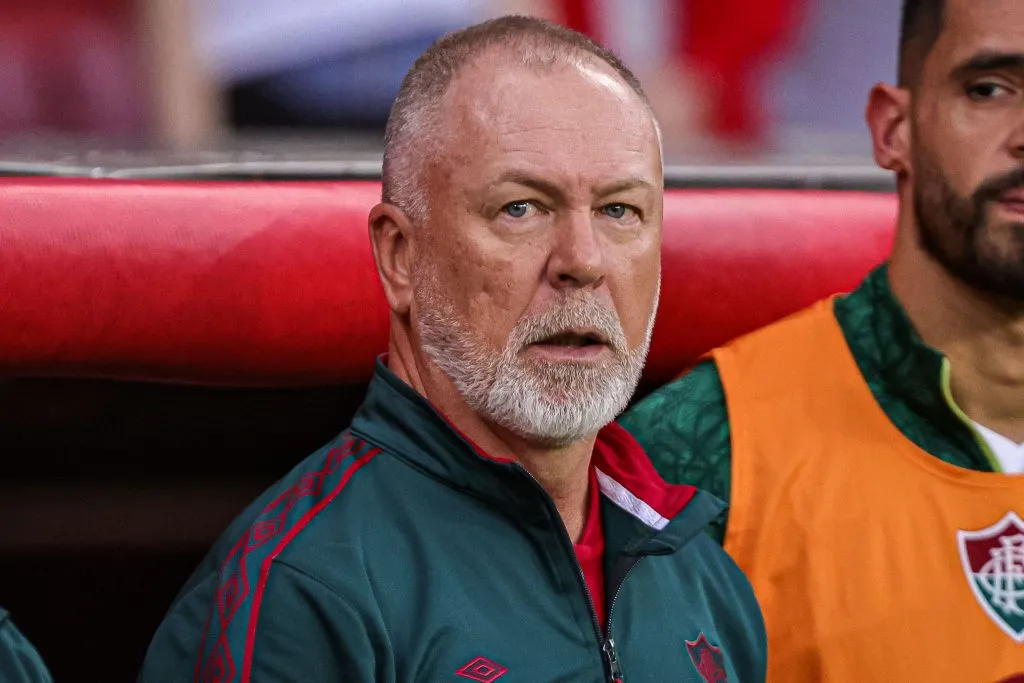 Mano Menezes tecnico do Fluminense durante partida contra o Internacional no estadio Beira-Rio pelo campeonato Brasileiro A 2024. Foto: Maxi Franzoi/AGIF