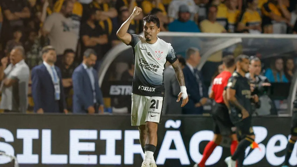 Matheus Bidu em Criciúma x Corinthians.Foto: Leonardo Hubbe/AGIF