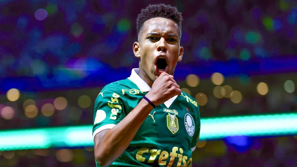 Estêvão comemora gol pelo Palmeiras. Foto: Marcello Zambrana/AGIF