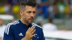 Paulo Pezzolano pode virar adversário do Cruzeiro - Foto: Fernando Moreno/AGIF.