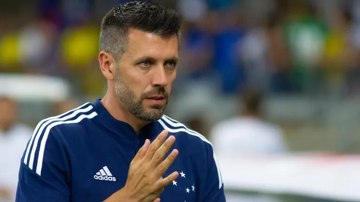 Paulo Pezzolano pode virar adversário do Cruzeiro - Foto: Fernando Moreno/AGIF.