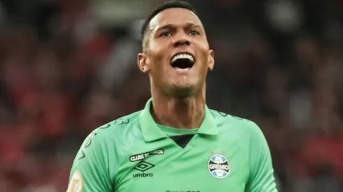 Adriel está emprestado pelo Grêmio.