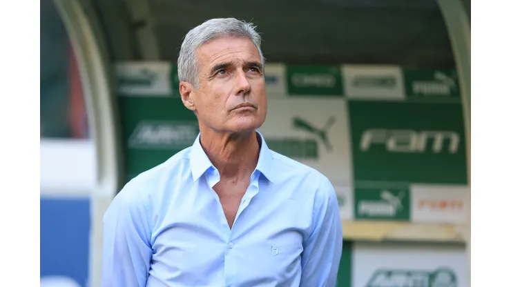 Luís Castro em partida contra o Palmeiras.