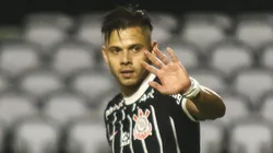 Ángel Romero, atacante do Corinthians, comemora seu gol durante partida contra o Coritiba no estádio Couto Pereira pelo Campeonato Brasileiro