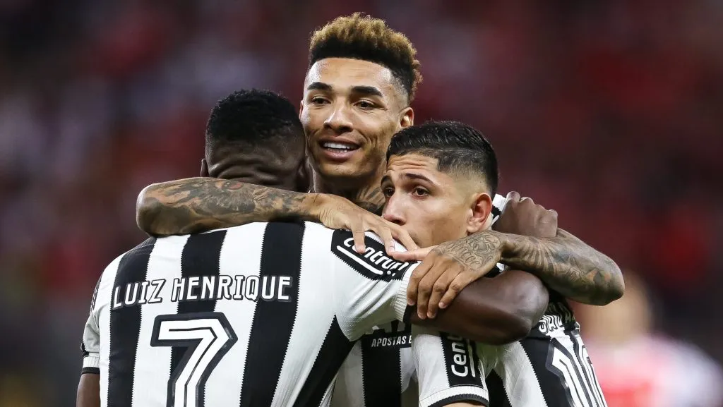 Savarino, Luiz Henrique e Igor Jesus comemorando gol - Foto: Getty Images