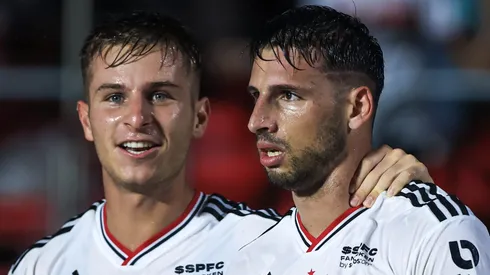 Galoppo, meia do São Paulo, comemorando com Calleri