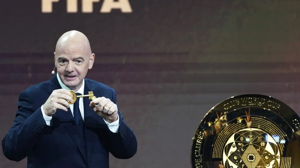 Foto: IMAGO / Xinhua – Gianni Infantino, presidente da FIFA, durante sorteio dos grupos do Super Mundial.