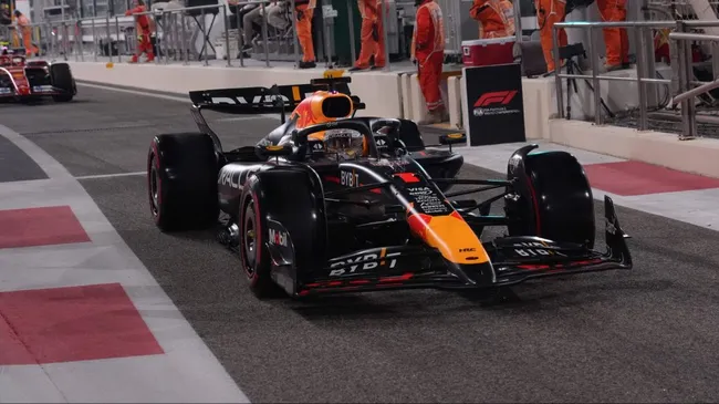Verstappen no RB20 em Abu Dhabi