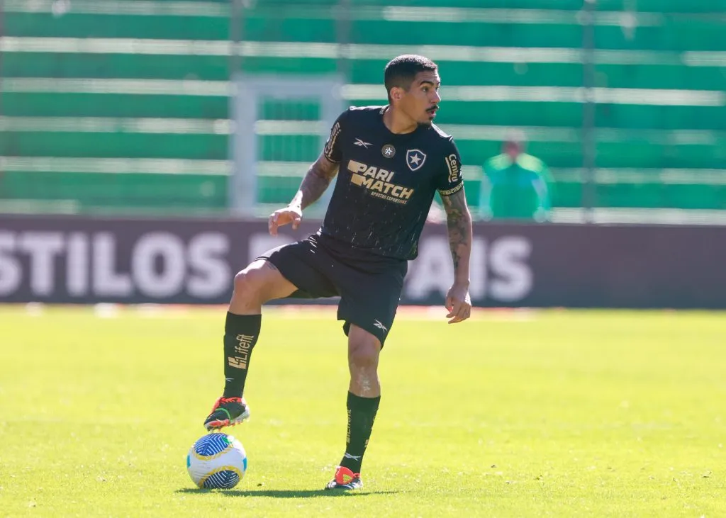 Contratação de peso do Botafogo, Allan não vem ganhando muitas chances com Artur Jorge. Foto: Luiz Erbes/AGIF