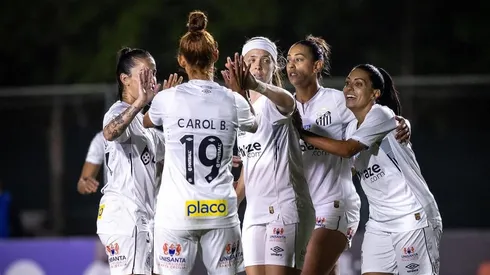 Artilheira do Santos, comemora com o elenco titulo da Copa Paulista Feminina 2024 sobre o Bragantino.