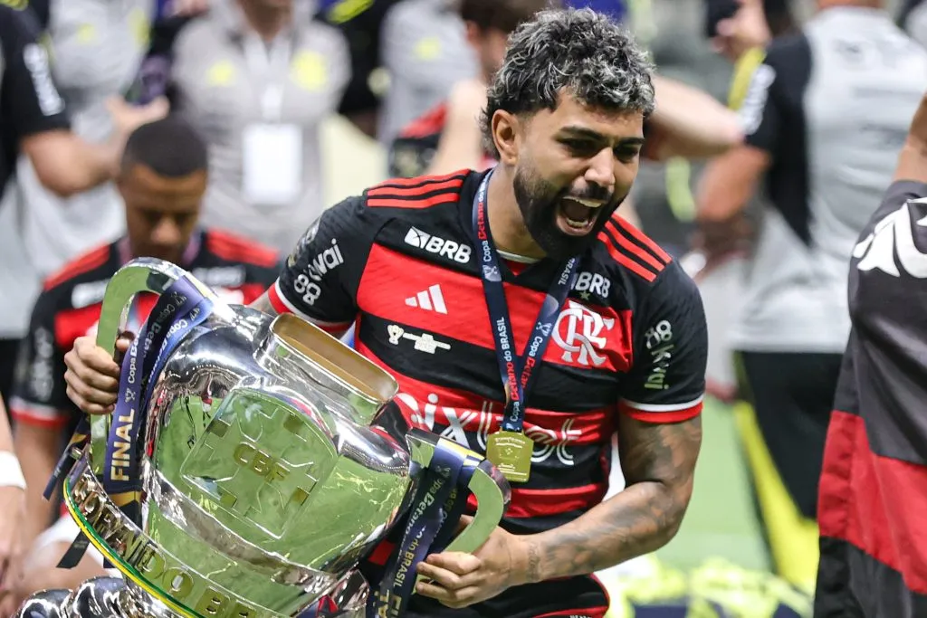Jogador Gabriel Gabigol do Flamengo comemora o T[itulo de Campeao com a taca da copa do Brasil ao final da partida contra o Atletico no estadio Arena MRV pelo campeonato Copa Do Brasil 2024. Foto: Gilson Lobo/AGIF