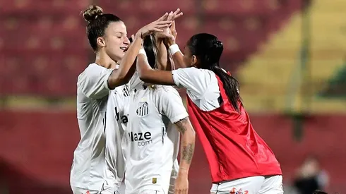 Sereinhas da Vila comemoram classificação com vitória de 1 a 0 sobre o Corinthians nas quartas de final da Copinha Feminina