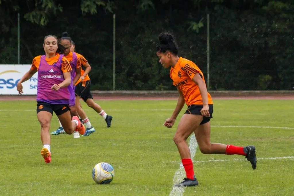 Gurias Coloradas treinam forte para enfrentar o Botafogo neste domingo (8), valendo classificação para as semifinais da Copinha Feminina. Foto: Lara Vantzen/Internacional