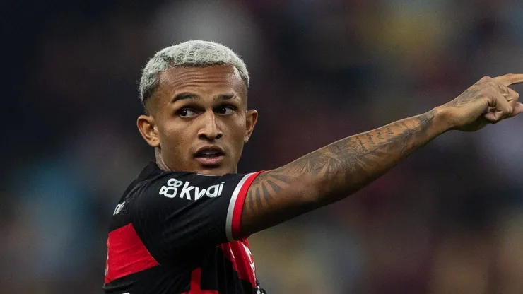 Wesley se destacou no time de Filipe Luís.