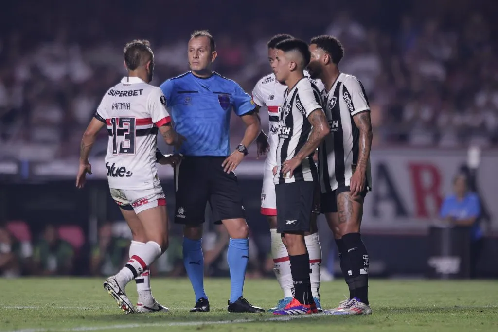 A última vez em que Botafogo e São Paulo se enfrentaram foi pelas quartas da Libertadores deste ano, no Morumbi. O Glorioso se classificou nos pênaltis após empate em 1 a 1. Foto: Ettore Chiereguini/AGIF