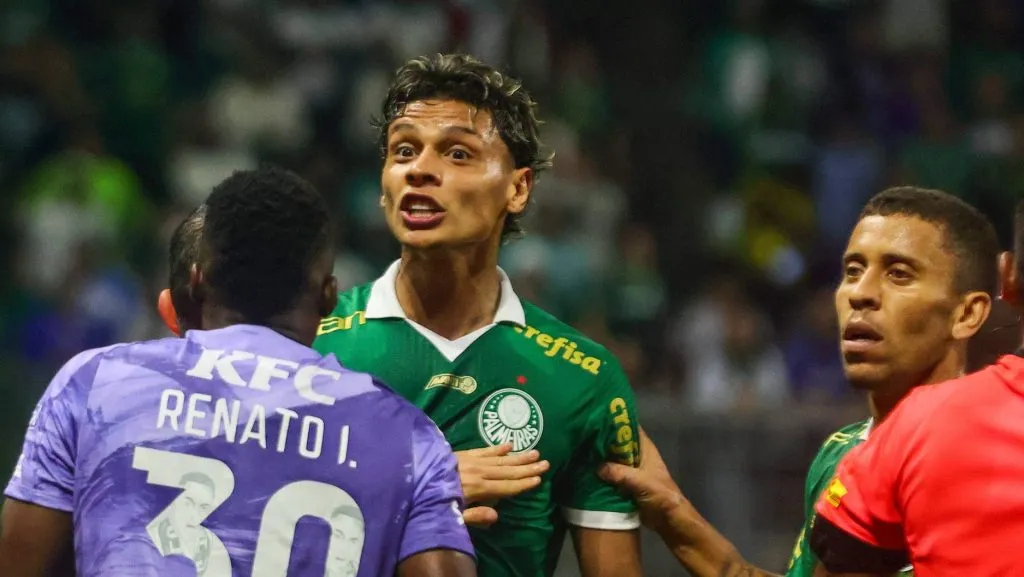 IMAGO / Fotoarena – Renato Ibarra em discussão com Richard Ríos, do Palmeiras, pela Libertadores 2024.